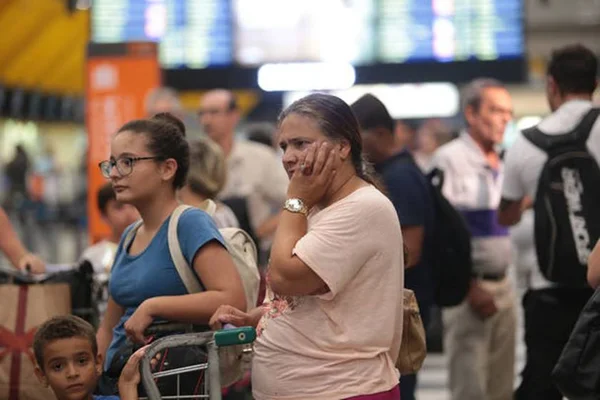 Homem retirado à força de avião terá de fazer cirurgia reconstrutiva