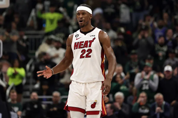 Depois de perderem Giannis, Bucks são derrotados pelo Heat em jogo 1