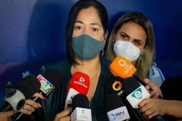 Bebê teve hemorragia ocular após babá agredi-lo com cabide em Manaus