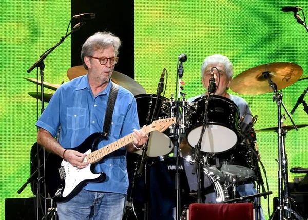 Eric Clapton revela surdez gradual e dificuldade para tocar guitarra