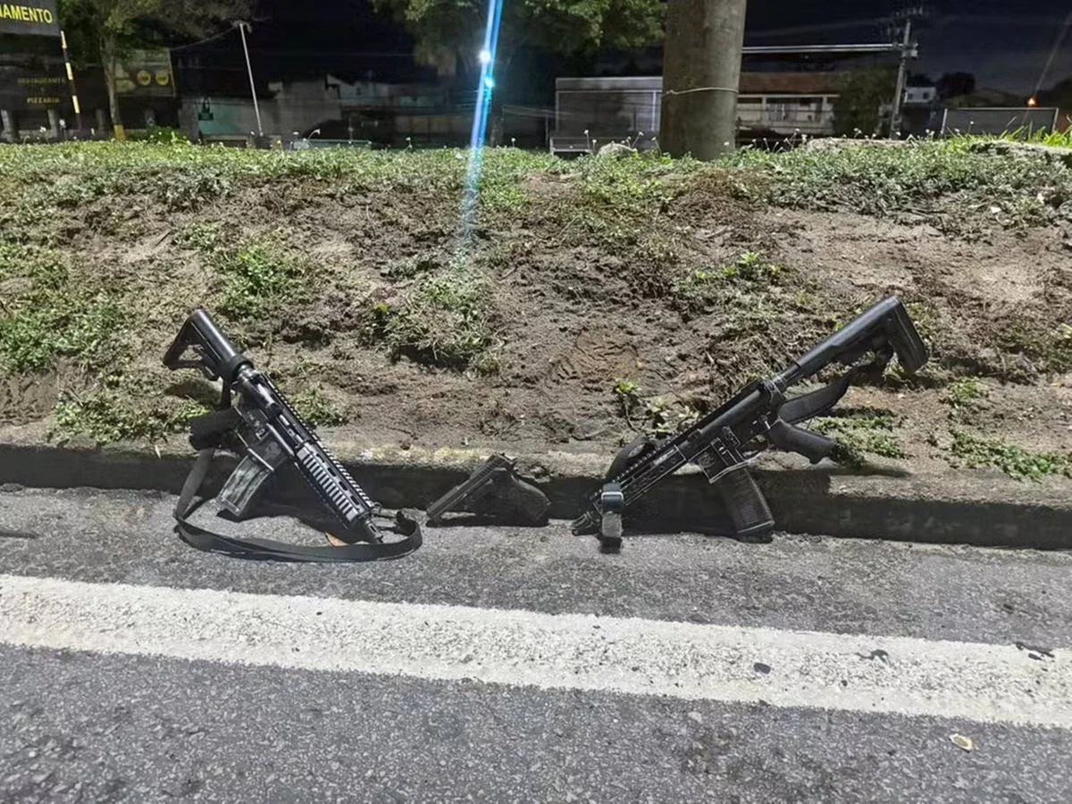 Fuzis apreendidos na operação de Contenção na Vila Kennedy
