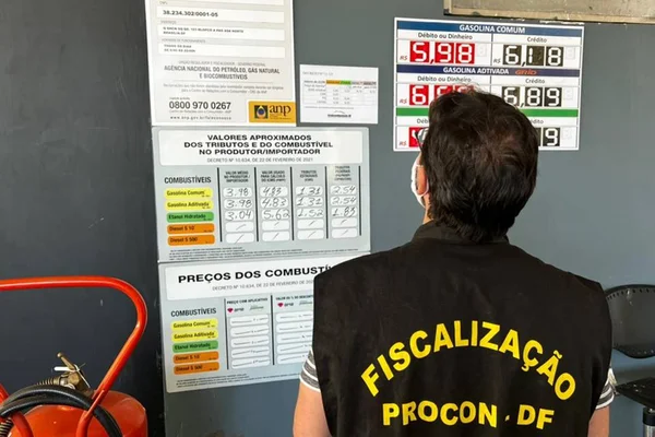 Fiscal do Procon em posto de combustível - Metrópoles