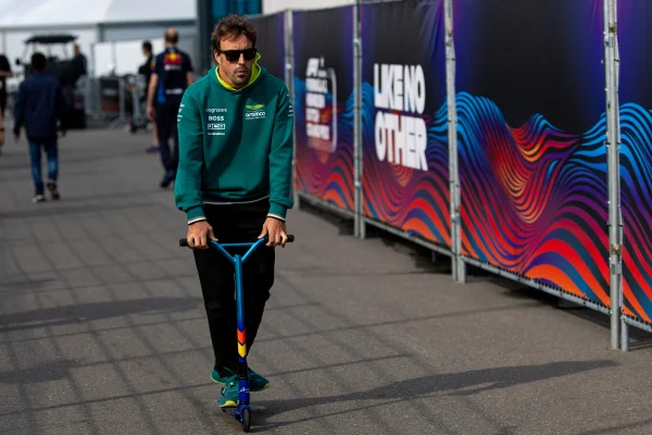 Foto colorida de Fernando Alonso, piloto da Aston Martin, no Paddock da Fórmula 1 - Metrópoles