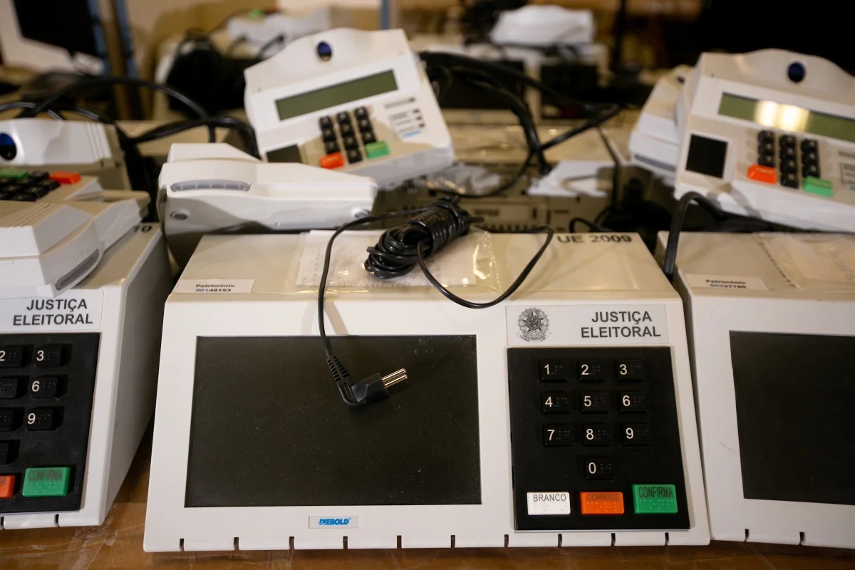 Nas primeiras horas de votação, 421 urnas já foram substituídas, diz TSE