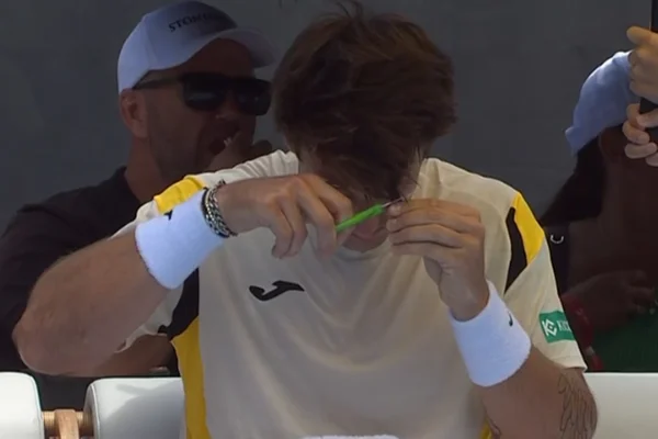 Tenista corta cabelo sozinho durante partida do ATP 250 de Auckland