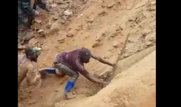 Homem escava terra com uma pá no Congo - Metrópoles
