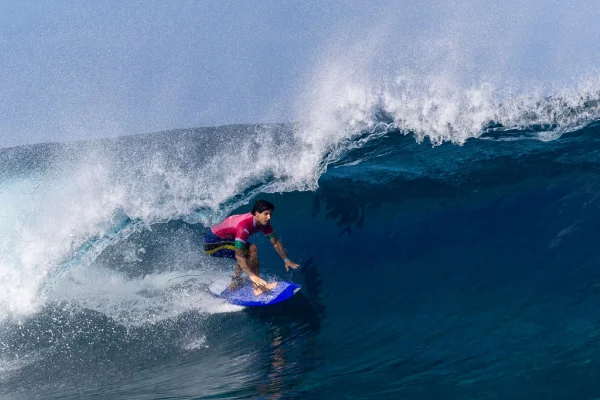 Imagem colorida de Gabriel Medina, no surfe, nas olimpíadas de Paris- Metrópoles