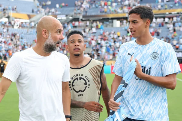 Foto colorida de Vitor Reis e Guardiola - Metrópoles