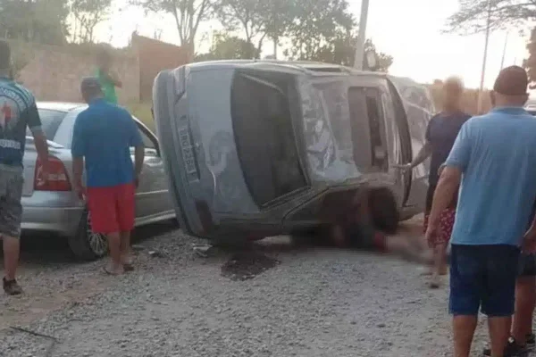 Imagem colorida mostra homem esmagado pelo carro no interior de São Paulo - Metrópoles