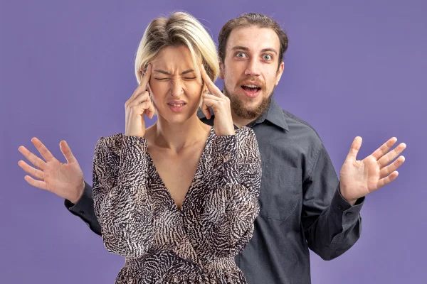 Foto colorida de mulher com nojo de homem
