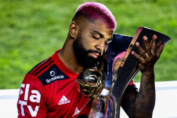 Gabigol e troféu de campeão do Brasileirão 2020