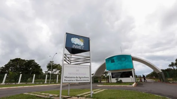 Raio atinge sede do Inmet e prejudica previsão do tempo