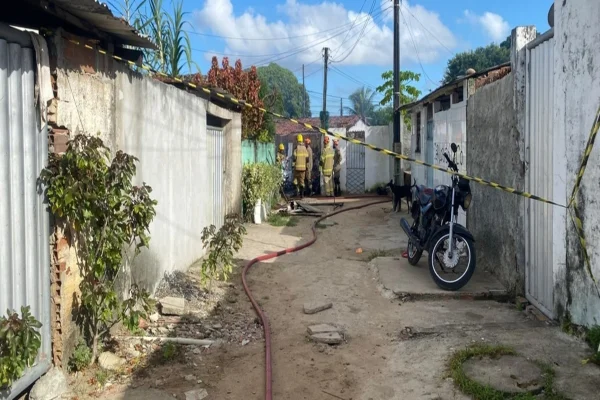 Imagem do Corpo de Bombeiros na frente da casa que pegou fogo - Metrópoles
