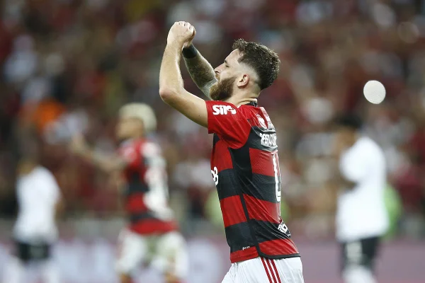 Flamengo marca nos acréscimos e vence Corinthians no Maracanã