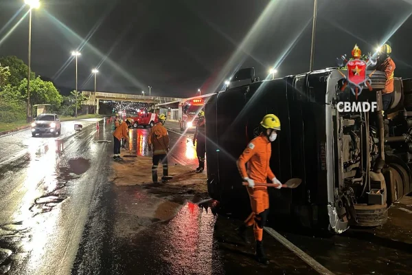Bombeiros atendendo ocorrência
