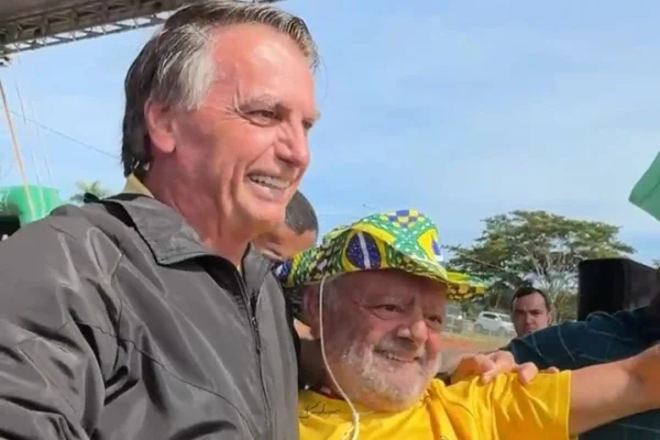 Imagem colorida do ex-presidente Jair Bolsonaro com o sósia do presidente Lula - Metrópoles