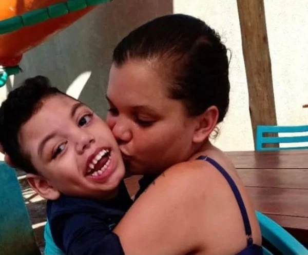 Sabrina Duarte, de 24 anos, com o filho de 4 anos.