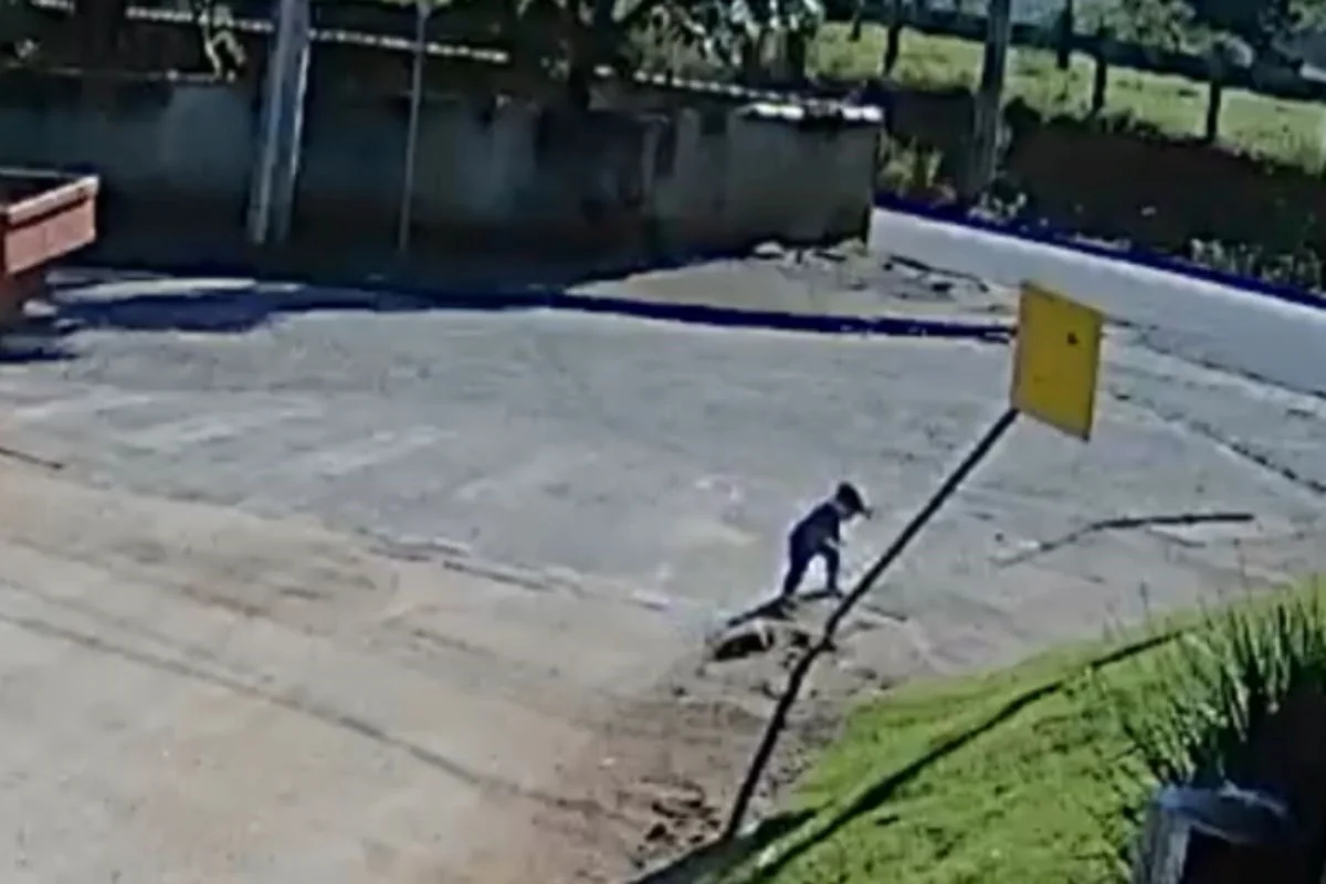 Bebê de 1 ano e 6 meses foge de creche e anda sozinho até o trabalho da mãe