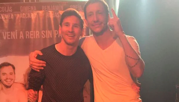 De folga, Messi vira o centro das atenções em peça de teatro