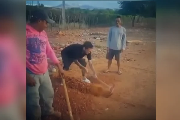 De volta ao interior da Bahia, Daniel Alves aceita desafio e ara terra