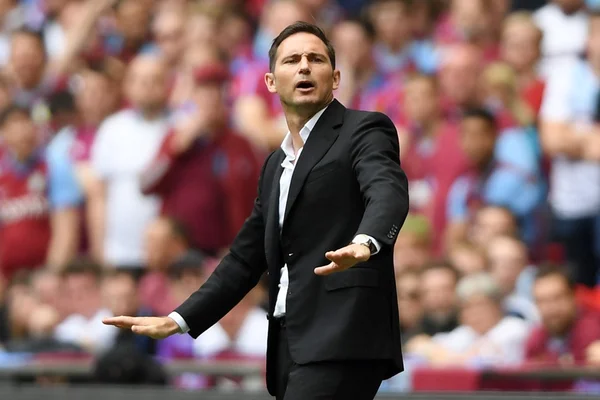Foto revela que Lampard pega pesado nas multas no Chelsea