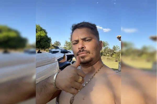 homem sem camisa fazendo sinal de positivo
