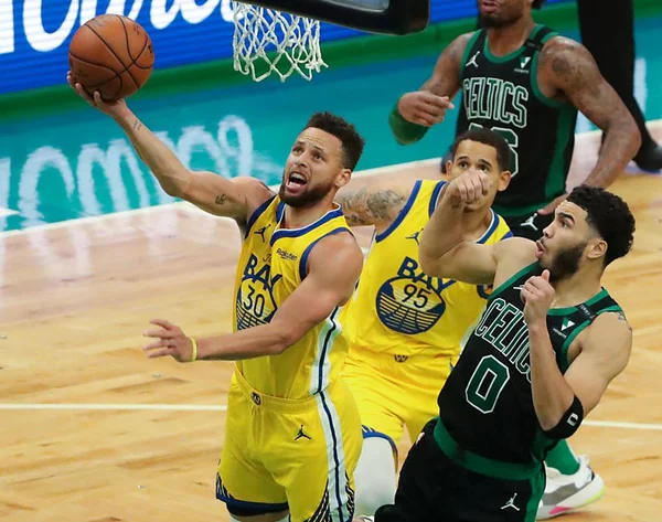 Stephen Curry e Jayson Tatum