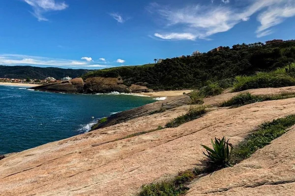 Com sinais de espancamento, mulher é encontrada morta em praia no RJ