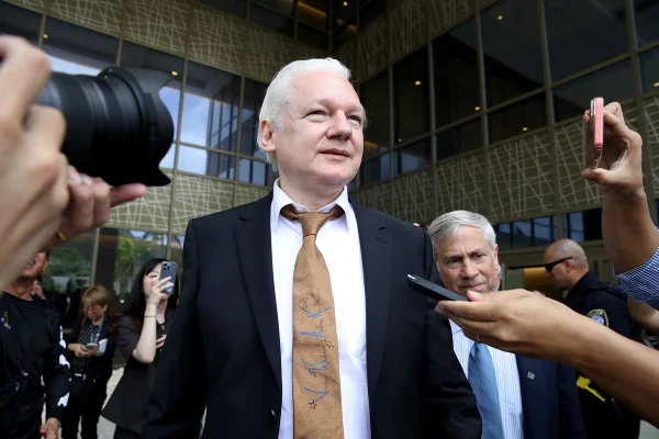 Julian Assange sai como homem livre de tribunal norte-americano