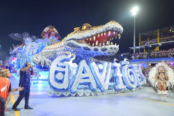 Imagem mostra desfile - Metrópoles