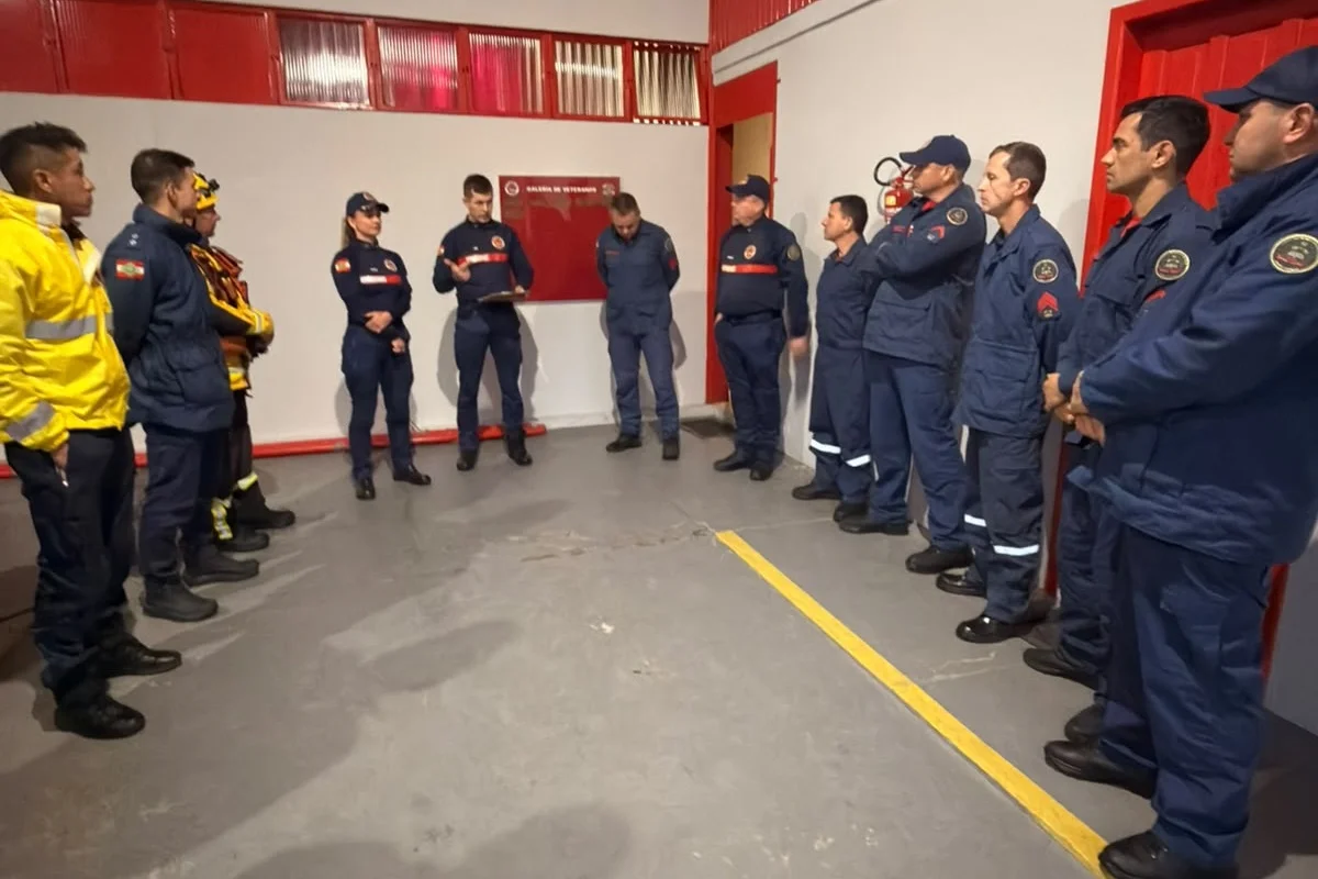 Bombeiros seguem com as buscas de Rick, dupla de Renner e os outros 3 ocupantes do helicóptero Bombeiros seguem com as buscas de Rick, dupla de Renner e os outros 3 ocupantes do helicóptero