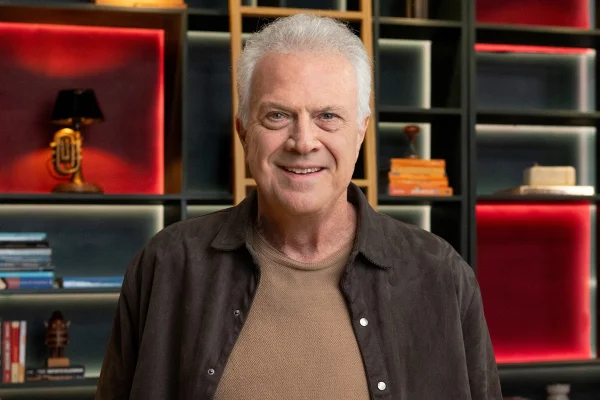 Imagem colorida do apresentador Pedro Bial - Metrópoles