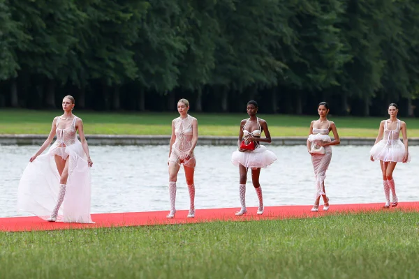 No Palácio de Versalhes, modelos desfilam usando lingeries com renda em passarela vermelha - Metrópoles