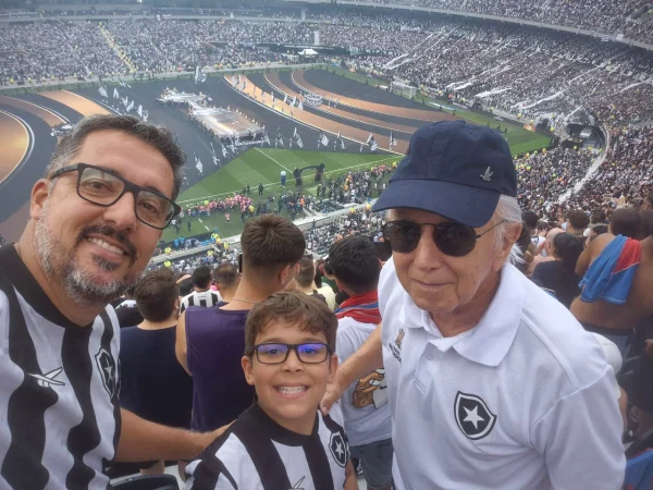 Foto colorida de família comemorando título da Libertadores - Metrópoles