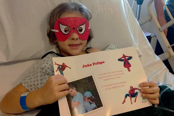 Que fofo! Equipe médica faz festa surpresa para menino em recuperação
