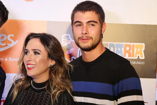 Tatá Werneck e Rafael Vitti adotam cachorro vítima de maus-tratos