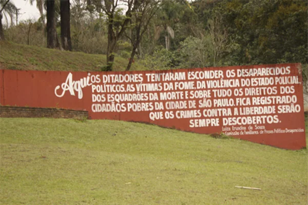 Foto colorida do Monumento da Comissão de Familiares de Presos Políticos Desaparecidos, no cemitério Dom Bosco, em Perus - Metrópoles