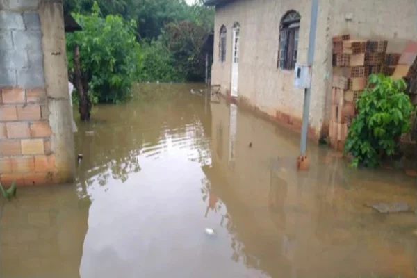 Chuva causa alagamentos e deixa famílias desabrigadas em BH