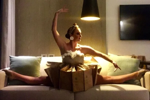 Dançarina com roupa de papel