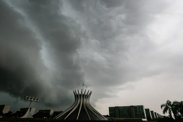 Inmet e Defesa Civil emitem alerta de chuvas intensas no DF