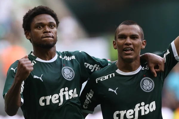 Luiz Adriano e Gabriel Veron abraçados