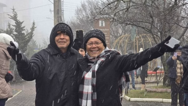Casal se emociona ao ver neve em Santa Catarina