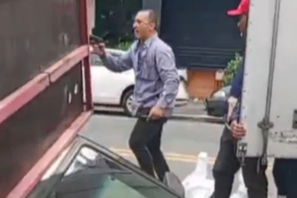 Servidor aponta arma para ambulantes no centro de SP