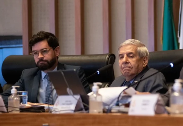 O advogado Eduardo Ubaldo Barbosa ao lado do general Augusto Heleno durante a CPI dos Atos Antidemocráticos da CLDF
