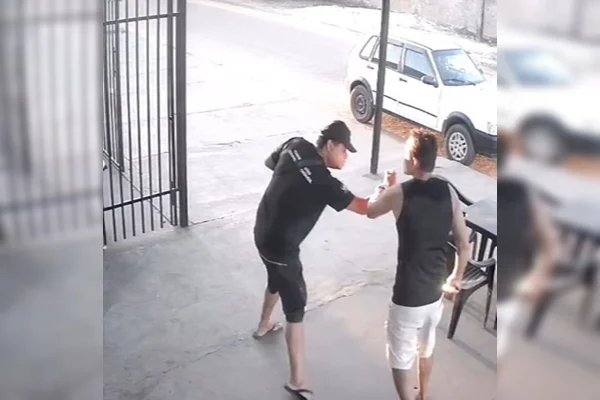 Imagem colorida de dois homens brigando em distribuidora
