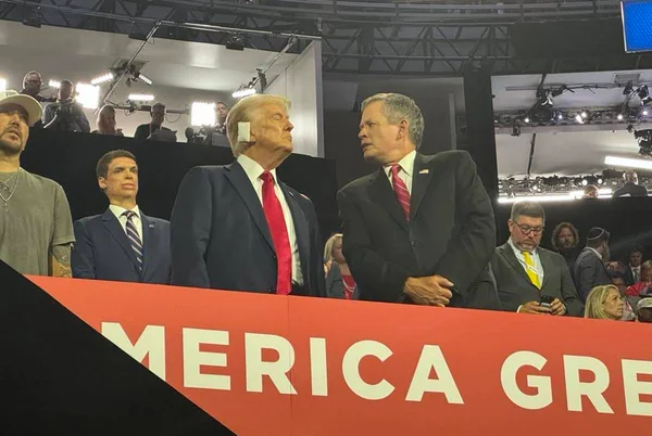 Donald Trump com o senador republicano Steve Daines