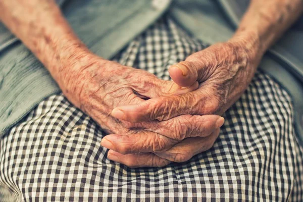 Idosa de 77 anos que recusou vacina morre após contrair Covid-19