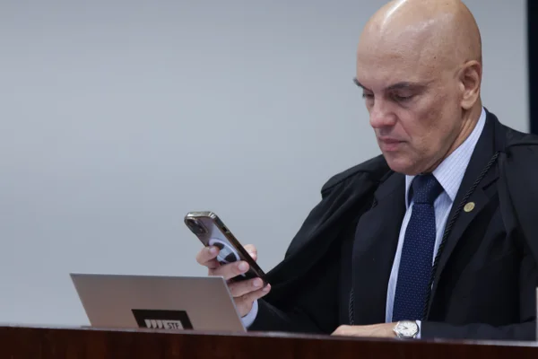Alexandre de Moraes olhando o celular -- Metrópoles