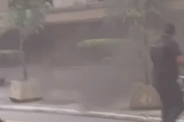 Imagem colorida de fumaça em incêndio. Metrópoles