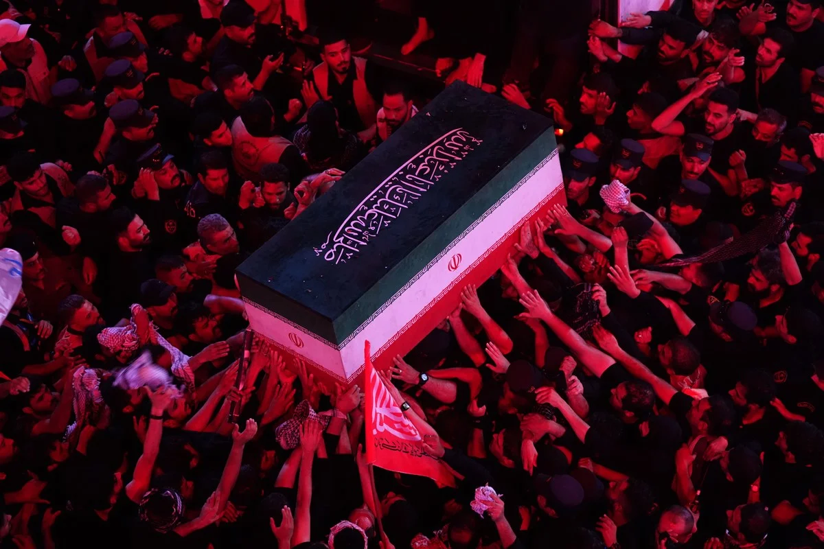 Pessoas em luto reúnem-se durante o cortejo fúnebre do falecido Líder Supremo do Irã, Aiatolá Ali Khamenei 